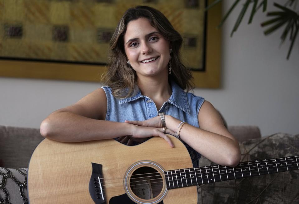 La cantante venezolana Tiare posa en su casa en Lima, Perú, el 24 de octubre de 2022. Tiare está nominada al Latin Grammy como mejor nuevo artista. Los Latin Grammy se entregarán el 17 de noviembre en Las Vegas. (Foto AP/Martin Mejia)