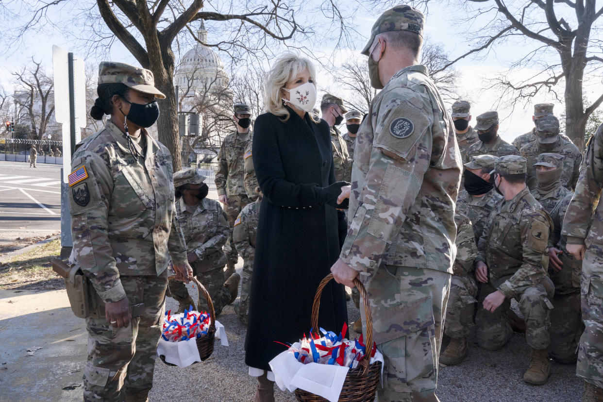 La primera dama Jill Biden se reunión con miembros de la Guardia Nacional que protegen el Capitolio para entregarles galletas de chocolate. (AP Photo/Jacquelyn Martin, Pool)