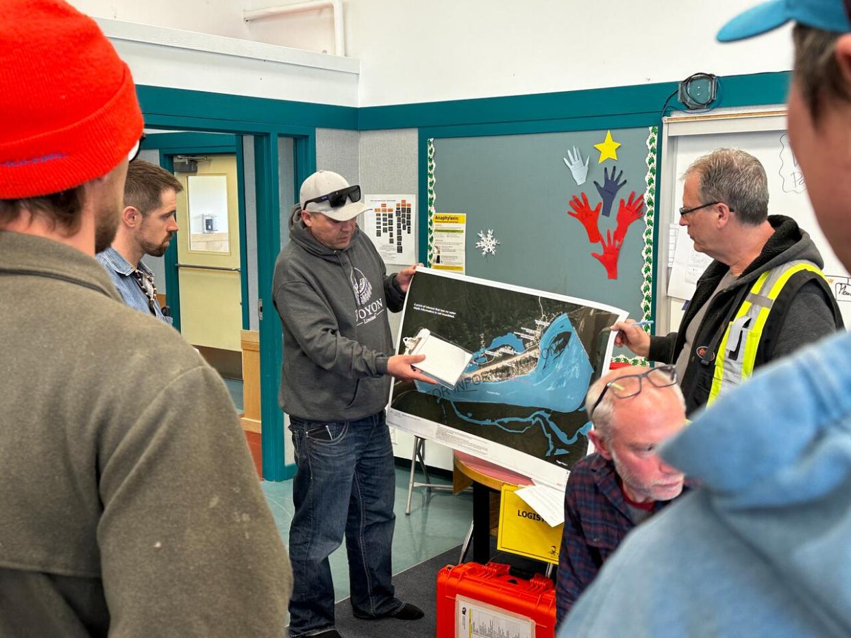  Hal Frost Jr. briefs flood monitors Thursday afternoon.  (Porcupine River Incident Management Team - image credit)