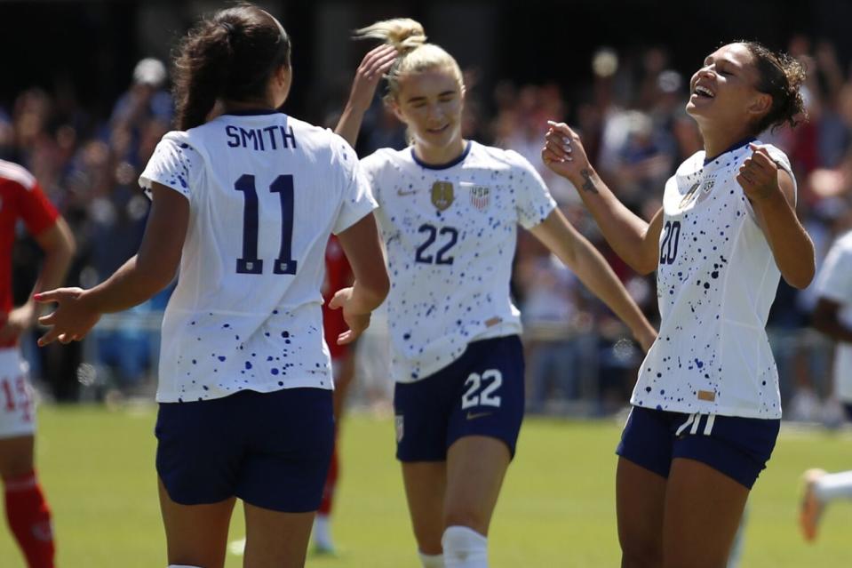 Las compañeras estadounidenses Sophia Smith, Kristie Mewis y Trinity Rodman celebran.