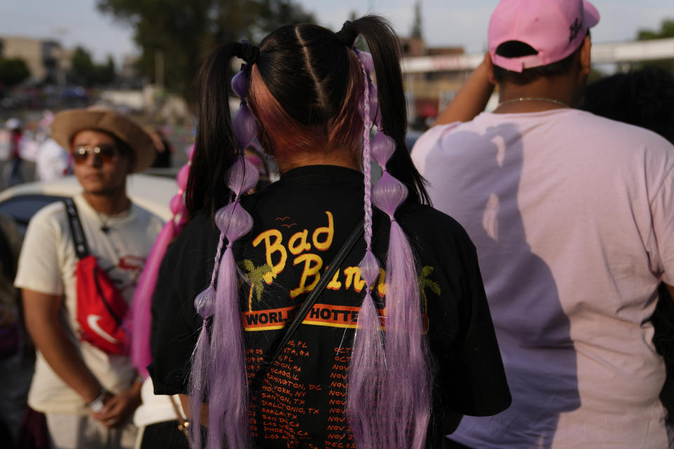 Personas formadas esperando a entrar al concierto de Bad Bunny en el Estadio Azteca de la Ciudad de México el viernes 9 de diciembre de 2022. (Foto AP/Eduardo Verdugo)