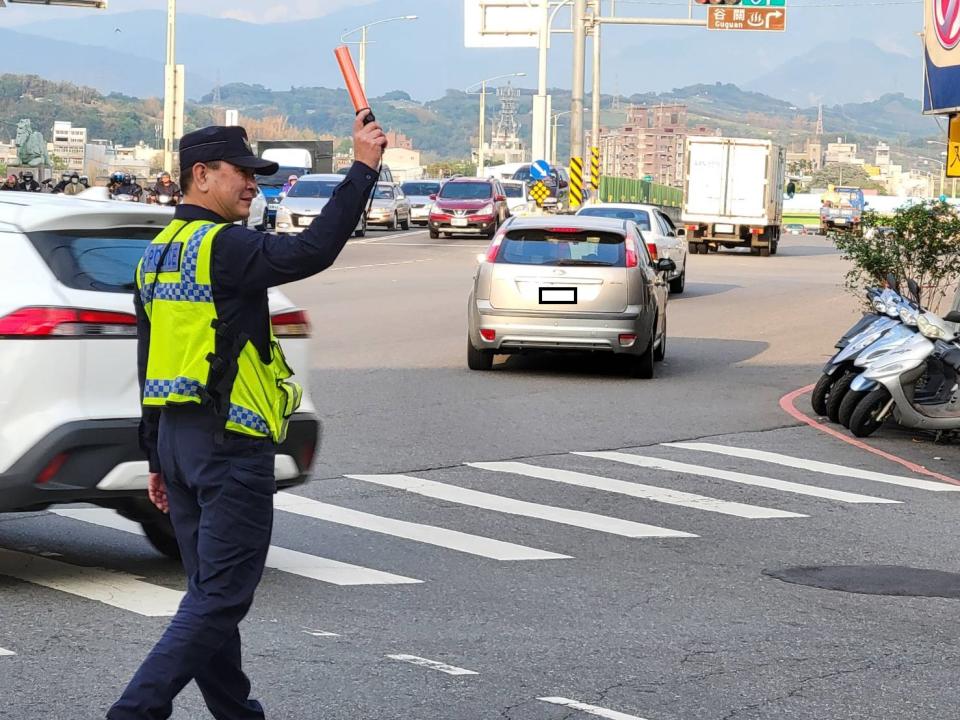 中市警東勢分局因應連假出遊民眾，執行清明連假交通疏導勤務。(圖/記者謝榮浤翻攝)