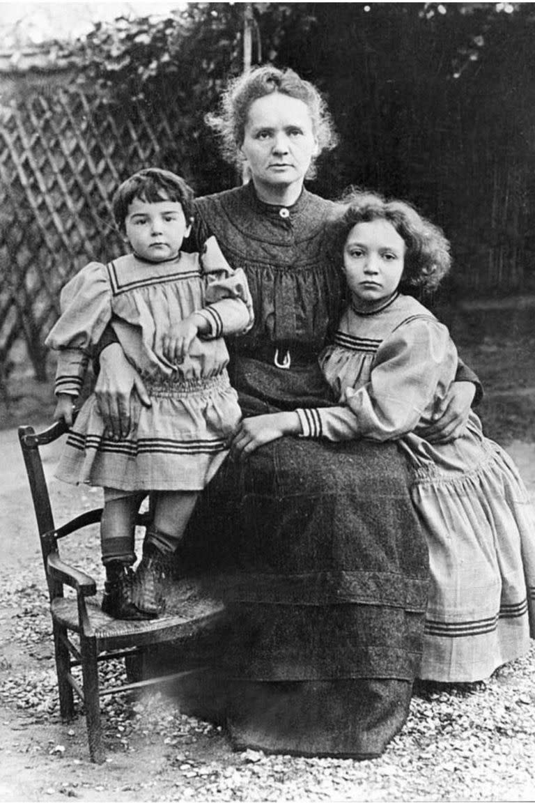 Cuando las familias Curie y Einstein se fueron de vacaciones, Irene (derecha) tenía unos 16 años, mientras que Eve tenía 9