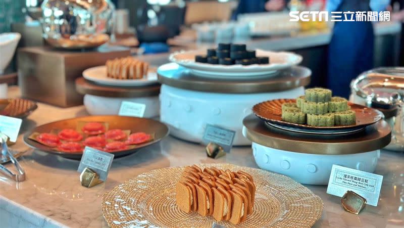 有網友分享「饗 A Joy」紅龜粿和雞蛋糕的試吃心得。(圖／記者劉沛妘攝影)