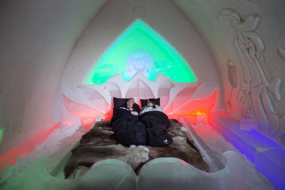 <p>Difficile d'être plus dans l'ambiance de Noël qu'en dormant dans un igloo situé en Laponie, le pays du Père-Noël. Vous ne risquez pas d'oublier ce voyage magique qui inclut des boissons au bar de glace et des aurores boréales. Venez juste bien couverts ! [Photo : Arctic Snow Hotel]</p>