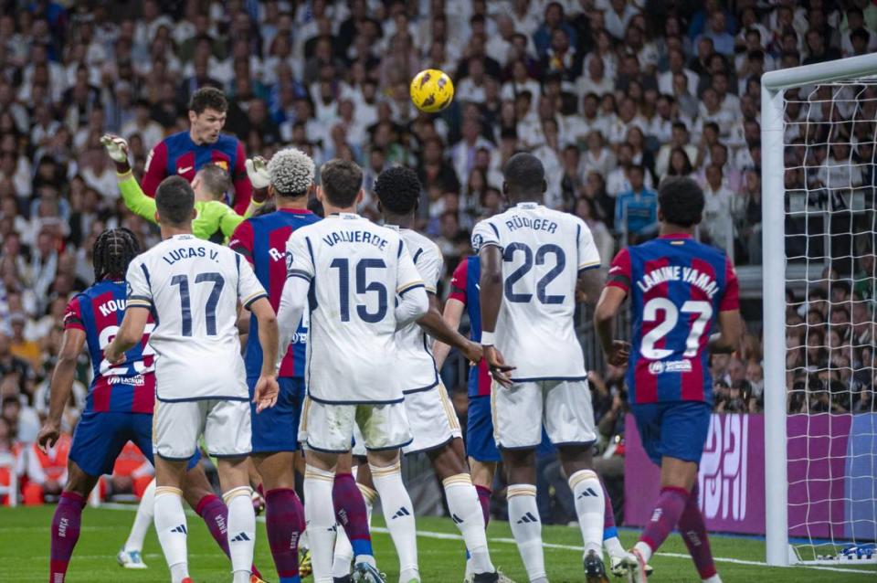 El jugador de Barcelona Andreas Christensen (arriba) anota un gol ante el Real Madrid, en el partido celebrado el 21 de abril de 2024 en el Estadio Santiago Bernabéu de la capital española.