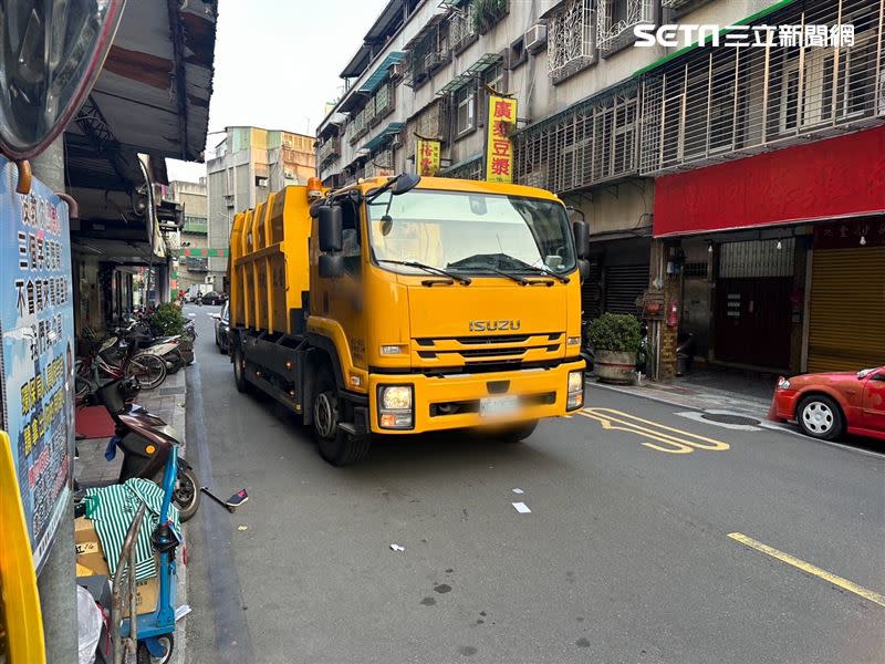 北市郭翁行經長泰街時遭垃圾車輾斃。（圖／翻攝畫面）