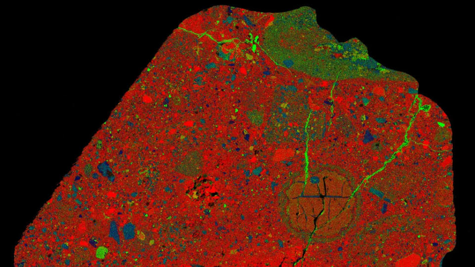 Parte do meteorito Beleza Negra; o magnésio aparece em vermelho, o cálcio, em verde, e o alumínio, em azul (Imagem: Reprodução/Maria Valdes)