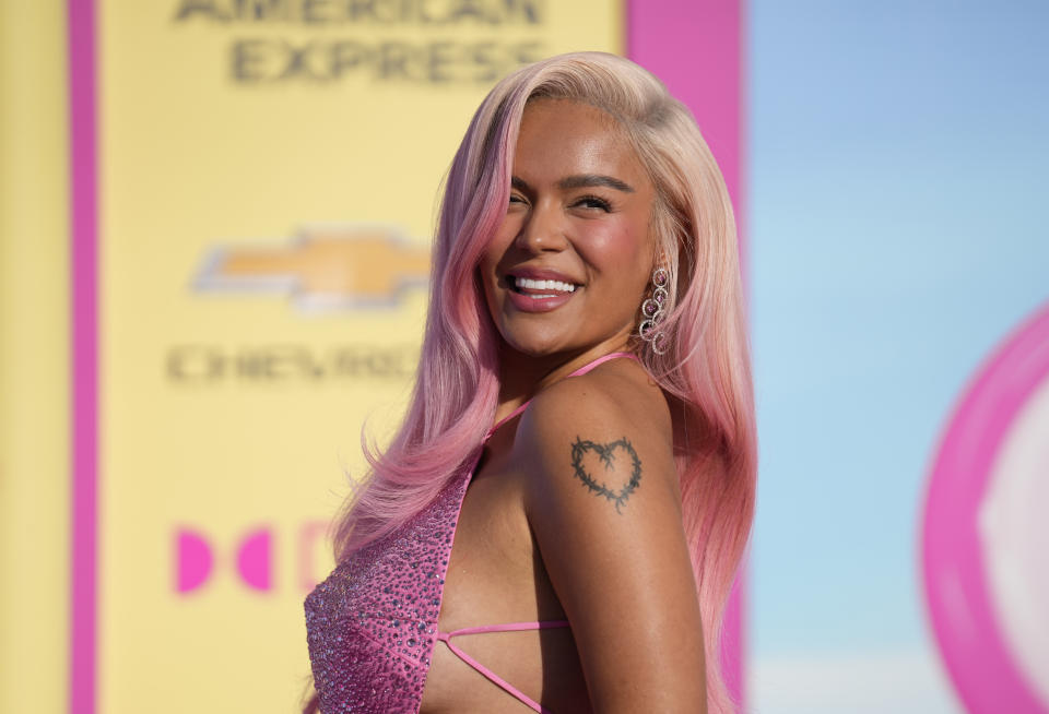 Karol G llega a lestreno de "Barbie" el 9 de julio de 2023 en The Shrine Auditorium en Los Angeles. (Foto AP/Chris Pizzello)