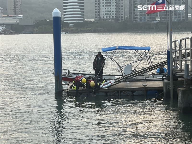 消防人員將遺體打撈上岸。（圖／翻攝畫面）