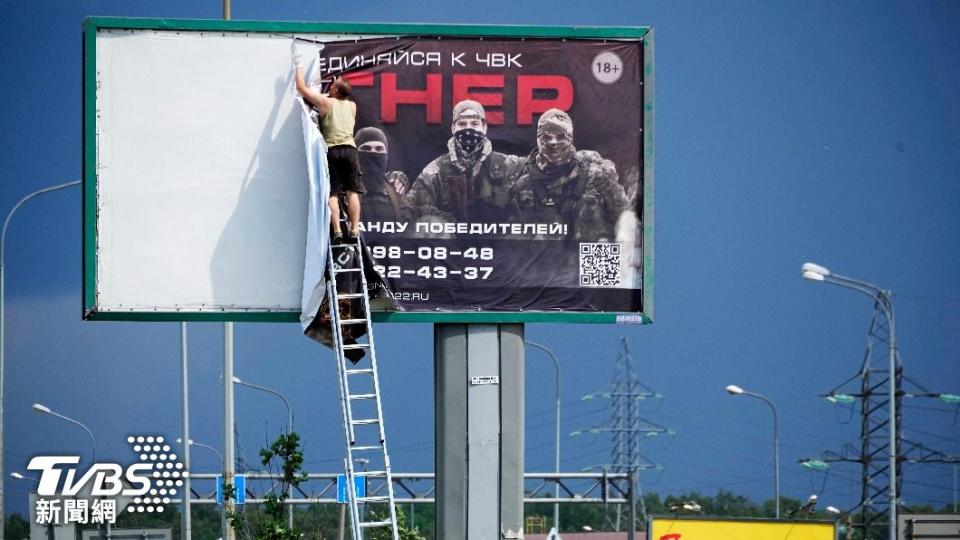 瓦格納同意撤軍後，聖彼得堡市區就有人開始移除該集團的「徵兵廣告」。（圖／達志影像美聯社）
