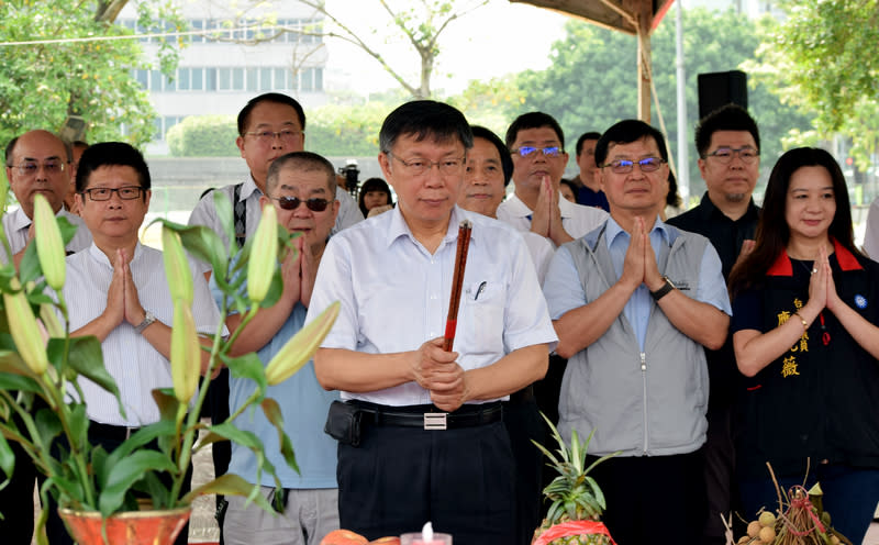 台北市長柯文哲（前）出席南門市場中繼地點開工典禮。圖片來源：中央社