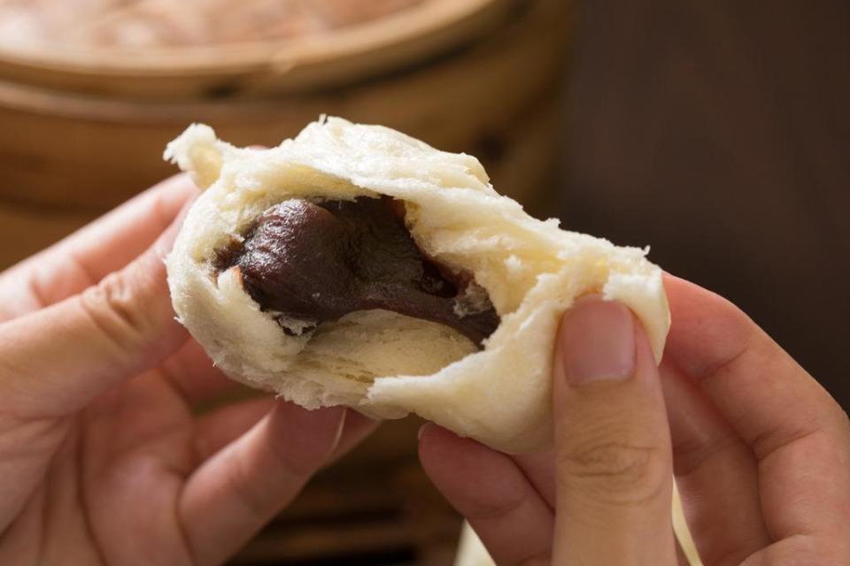 甜口味的「雲南破酥包子」，內夾香甜不膩的豆沙餡，麵皮有層層堆疊的口感。（25元／份）