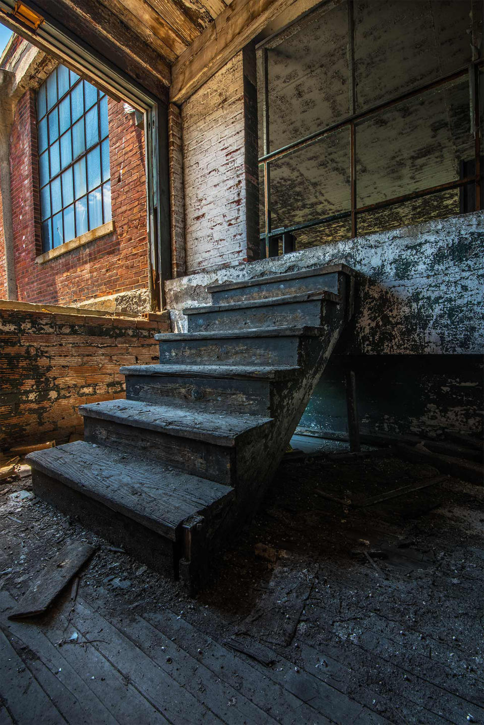 Abandoned buildings photo series shows beauty in urban decay