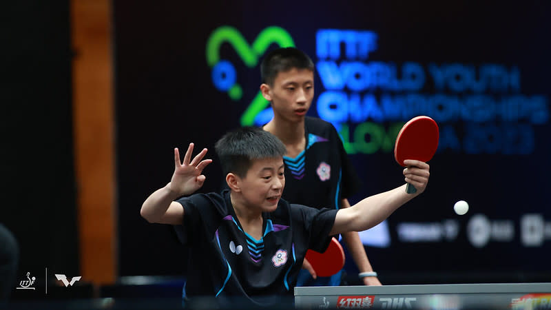 郭冠宏（前）、徐絃家（後）是繼2005年黃聖盛／江宏傑後，中華隊第2對在世青賽奪冠搭檔。（取自World Table Tennis）