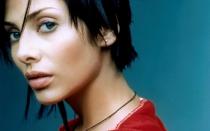 <p>Tatsächlich darf Natalie Imbruglia nur in Deutschland als One-Hit-Wonder gelten: Hierzulande schaffte es lediglich "Torn" auf Platz vier der Single-Charts, in Großbritannien und ihrer Heimat Australien konnte die Sängerin zahlreiche weitere Top-40-Hits ("Big Mistake", "That Day") landen. (Bild: Sony Music)</p> 