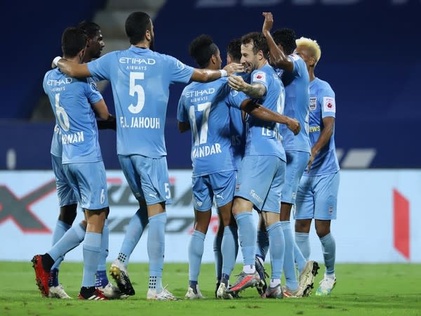 MCFC players celebrate teammate Le Fondre's goal against SCEB (Photo/ISL)