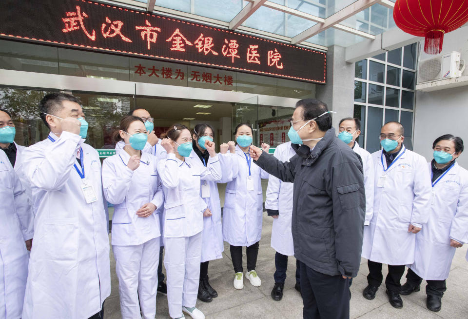 Wo alles begann: In diesem Foto, das von einer chinesischen Nachrichtenagentur herausgegeben wurde, spricht der chinesische Ministerpräsident Li Keqiang mit medizinischem Personal vor einem Krankenhaus in Wuhan. Foto: Li Tao / Xinhua via AP