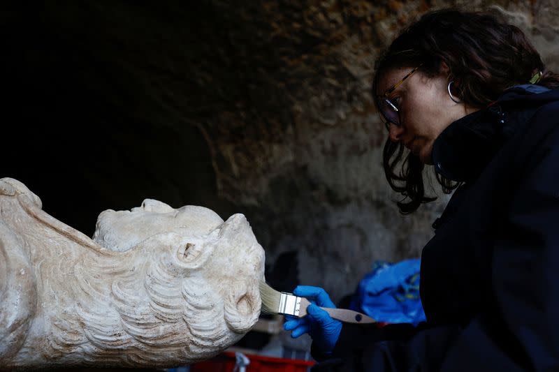 Foto del miércoles de la restauración de una estatua de un emperador romano posando como Hercules