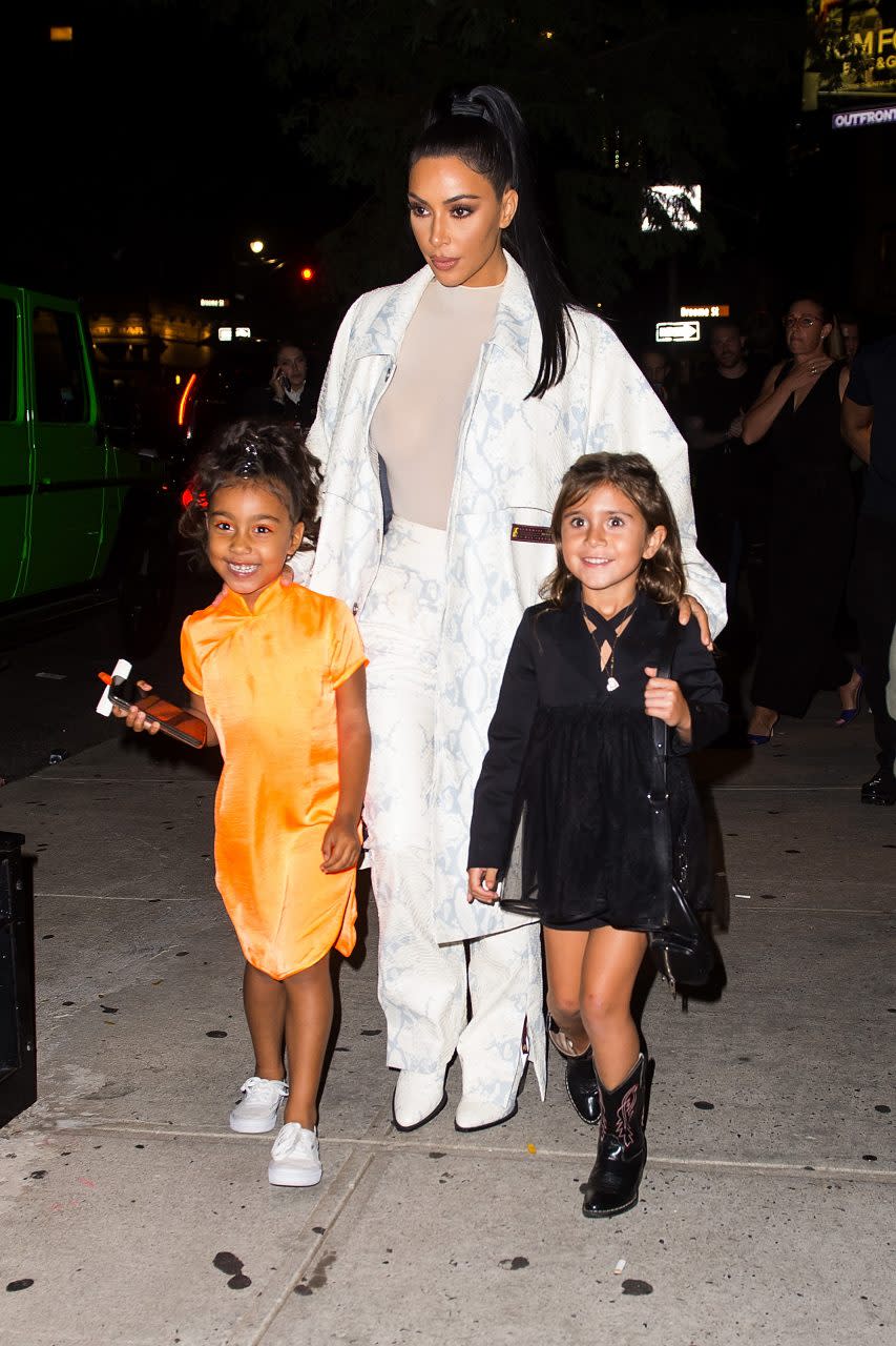 (L-R) North West, Kim Kardashian, Penelope Disick 一起現身街頭。