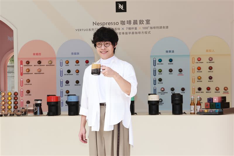 盧廣仲喜歡喝熱咖啡。