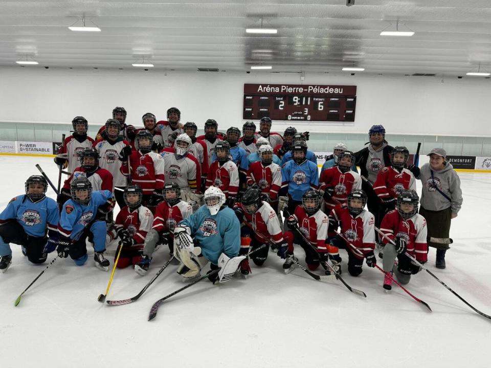Many of the children in the hockey program live in the city of Côte Saint-Luc. 