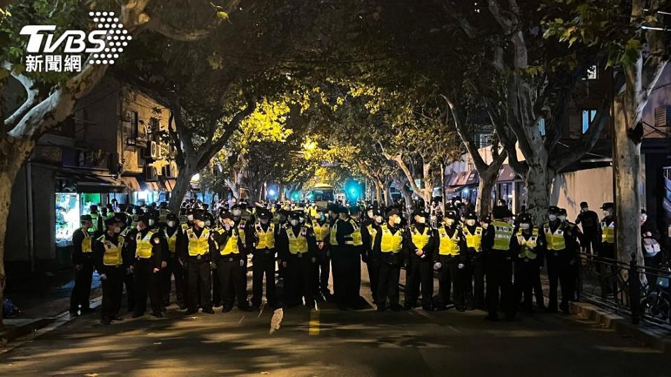 大批警力聚集上海街頭。（圖／達志影像美聯社）