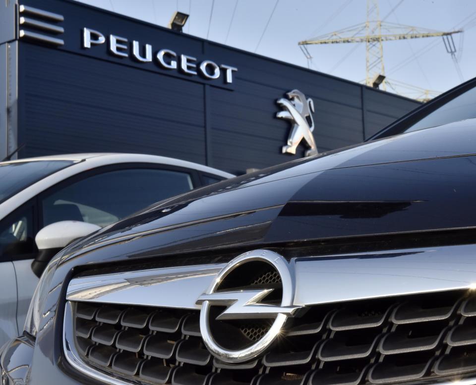 <p><strong>PSA acquista Opel</strong>. L’accordo è stato ufficializzato: il gruppo PSA (<em>Peugeot Société Anonyme</em>) è ora proprietario dei marchi Opel e Vauxhall. Le firme congiunte dei CEO di PSA e Opel hanno validato un contratto di compravendita del valore di 2,2 miliardi di euro complessivi. (AP) </p>