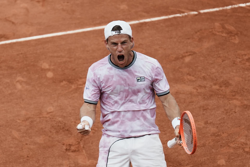 Diego Schwartzman celebra tras vencer a Jan-Lennard Struff en los octavos de final del Abierto de Francia, el lunes 7 de junio de 2021, en París. (AP Foto/Thibault Camus)