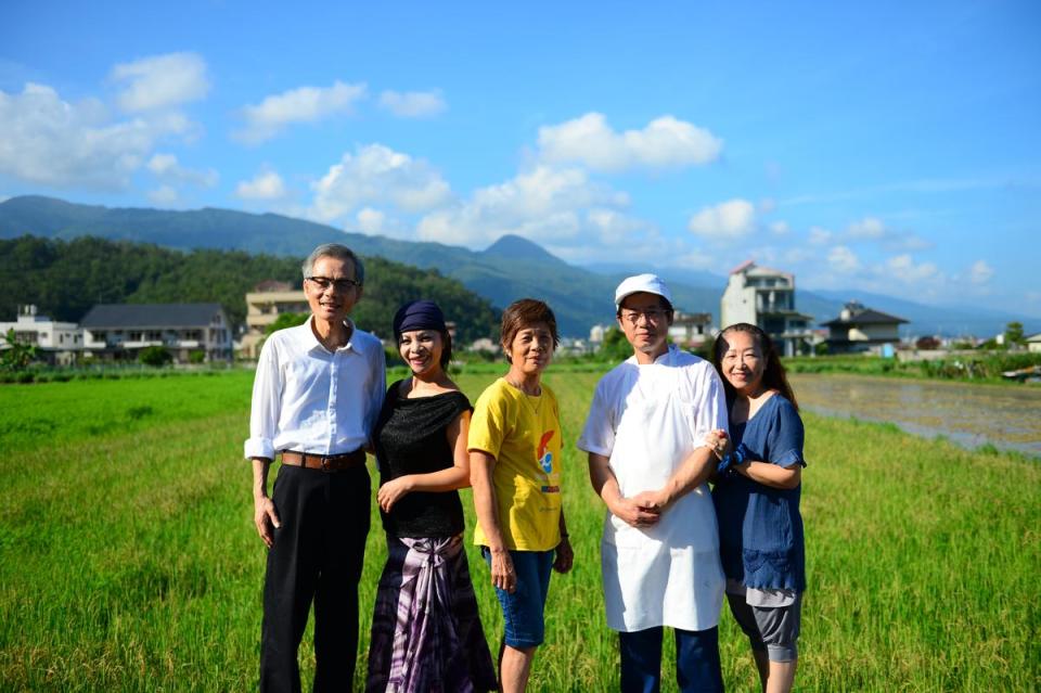 吳秉庠（右二）傳承已經結束營業的「普一食品」製餅技藝，回到家鄉宜蘭礁溪重新創業，他的太太李季華（右一）、大姐吳有治（中）和大哥吳聯信（左一） 、大嫂潘美珠（左二）是他從手工生產、包裝到行銷的超強團隊。