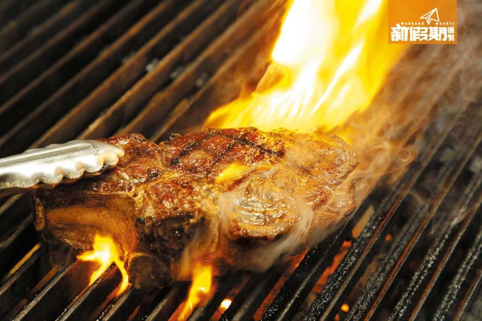 熟成牛扒因水份較少，容易燒焦，因此火候的控制特別重要。燒好格仔紋路後，廚師會以溫度計量度中心溫度，並根據客人要求的生熟程度，而決定靜放( Rest)的時間，藉此鎖緊肉汁。