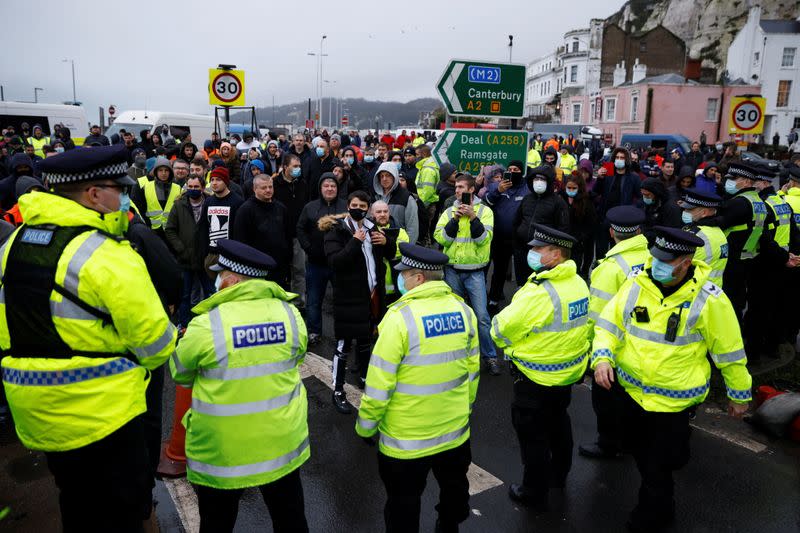 Imagenes de policía y transportistas en el puerto de Dover