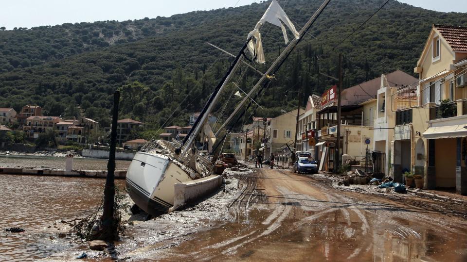 Eine Segelyacht liegt nach einem Sturm neben einer Straße in Kefalonia. Der Wirbelsturm «Ianos» im Westen und ein weiteres Sturmtief über der Nordägäis hatten am Freitag und Samstag in weiten Teilen Griechenlands schwere Schäden verursacht.