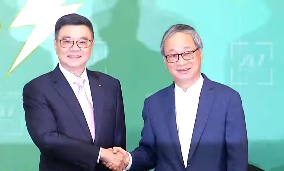 準閣揆卓榮泰宣布作家李遠(小野)(右)將接任文化部長。(翻攝直播畫面)