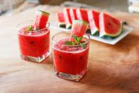<p>Spitzenreiter in Sachen Obst ist die Wassermelone: Wenn man bedenkt, dass die Frucht zu 96 Prozent aus Wasser besteht, ist es auch kein Wunder, dass sie nur 30 Kalorien pro 100 Gramm enthält. Rechnet man die enthaltenen Vitamine und Mineralien hinzu, dürfte die Wassermelone wohl als eines der gesündesten Lebensmittel gelten. (Bild: iStock / PraewBlackWhile)</p> 