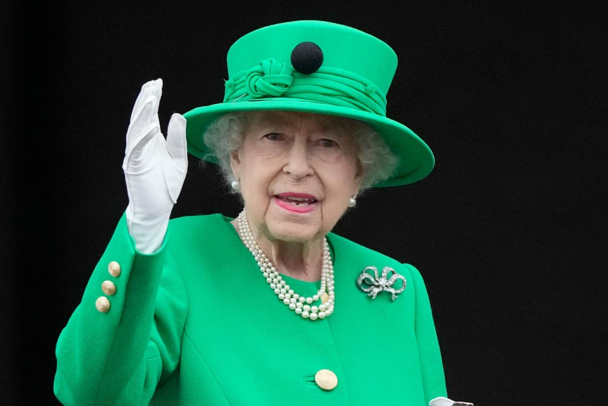 Elizabeth II saluant la foule, le 5 juin 2021 - Frank Augstein / POOL / AFP