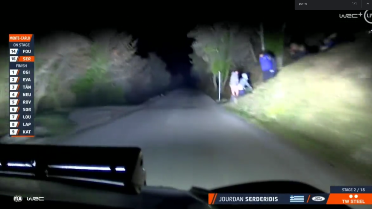 Les phares et la caméra embarquée d’un pilote de WRC ont capturé un moment d’intimité en pleine course du rallye de Monte-Carlo.