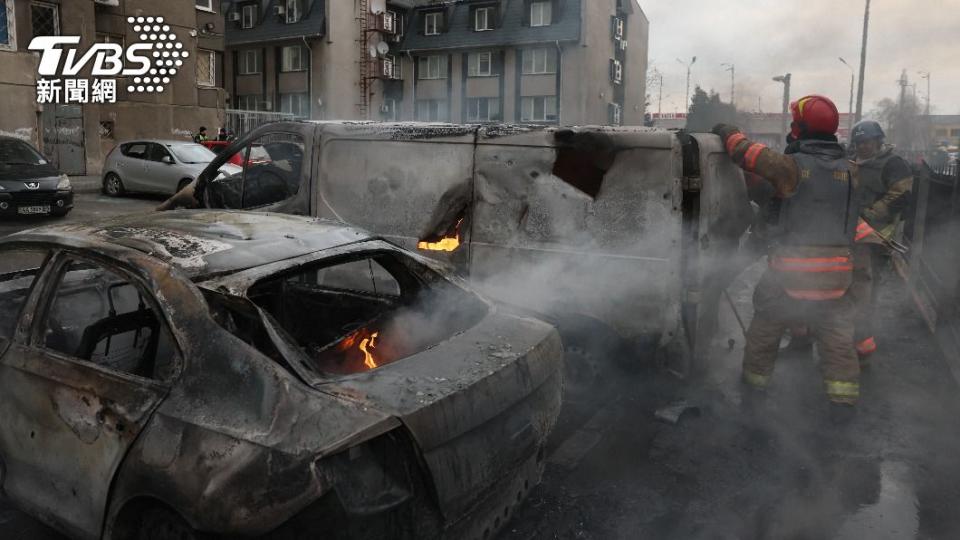 烏克蘭首都基輔（Kyiv）車輛被飛彈炸成廢鐵。（圖／達志影像路透社）