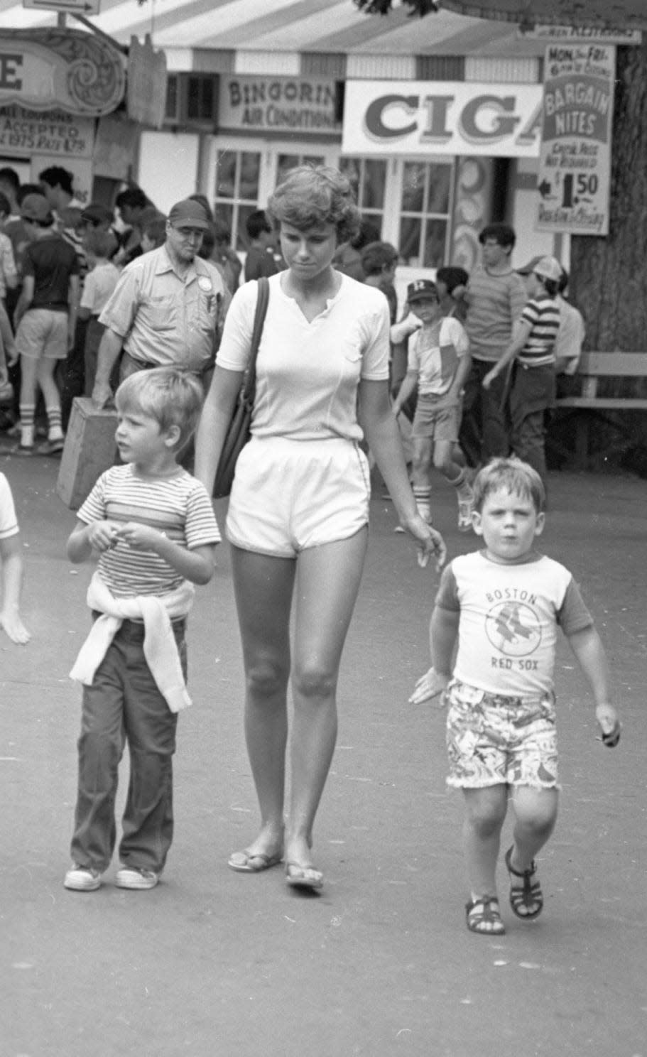 Visitors walk down the midway of Lincoln Park in 1977.