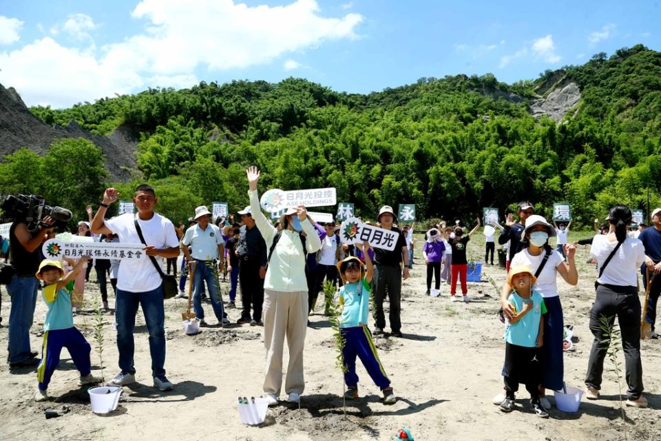 圖說：日月光號召逾百人參與「環境山林 永續希望」邀請幼稚園、國小、國中的學子，都一同來參與，幼兒園由家長陪著孩子一同參與，親手種下樹苗，形成小幼苗種小幼苗深具意義的畫面 。（圖片由財團法人日月光環保永續基金會提供）