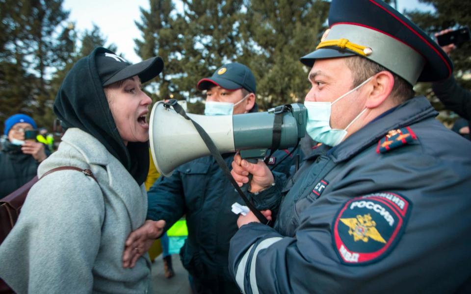 A woman argues with police officer during a protest in support of jailed opposition leader Alexei Navalny in Ulan-Ude, the regional capital of Buryatia, a Russian region near the Mongolian border - Anna Ogorodnik /AP