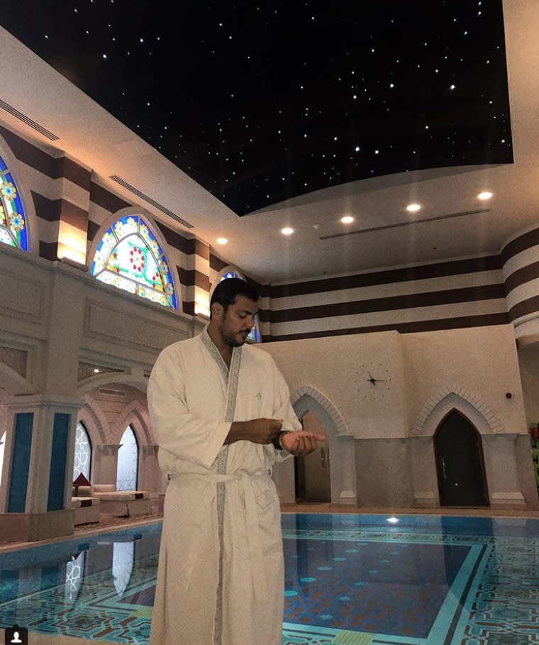 <p>Ja, schauen Sie mal hin – so schön kann Baden sein. Exklusiver Pool, berauschendes Ambiente mit Blick auf den Sternenhimmel. Für El Nasser aus Dubai nur eine von vielen Möglichkeiten, es sich so richtig gut gehen zu lassen. (Bild: Instagram/dubai_gentle) </p>