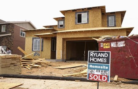 Una casa en construcción con un cartel de "vendida" en Denver, Colorado, Estados Unidos. 18 de agosto de 2015. El gasto del consumidor en Estados Unidos registró su mayor alza en más de seis años en abril debido a que los hogares incrementaron las compras de automóviles, lo que sugiere una aceleración del crecimiento económico que podría persuadir a la Reserva Federal a elevar las tasas de interés pronto. REUTERS/Rick Wilking