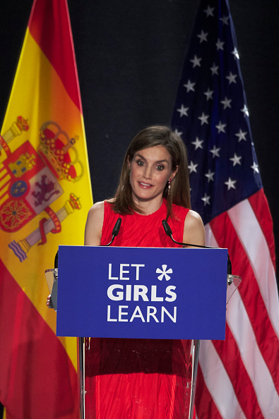 Doña Letizia estuvo vestida de rojo con un diseño de cuello redondo y sin mangas para este evento.