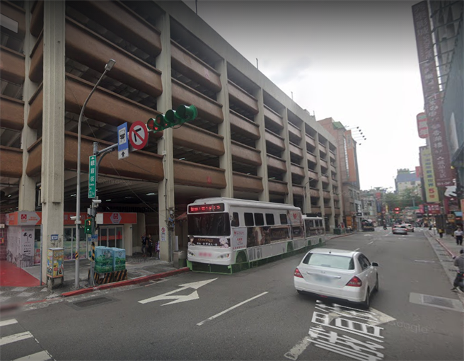 圖為萬華區西門町峨嵋停車場。(翻攝自google map街景)