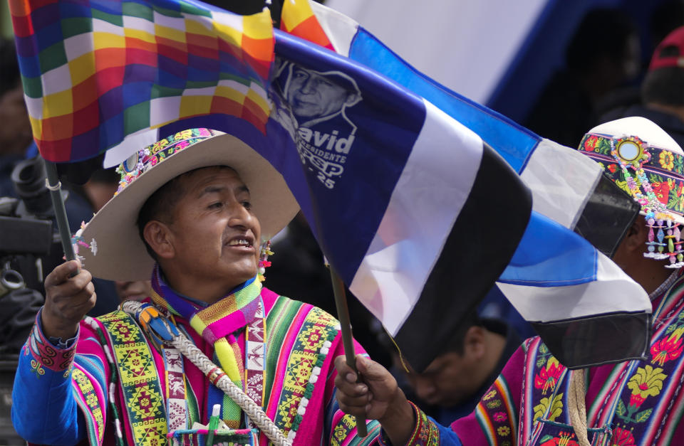 Indígenas quechua partidarios del presidente boliviano, Luis Arce, ondean banderas Wiphala en un acto de celebración por los 29 años de la fundación del partido oficialista, el Movimiento al Socialismo (MAS), en La Paz, Bolivia, el jueves 28 de marzo de 2024. (AP Foto/Juan Karita)