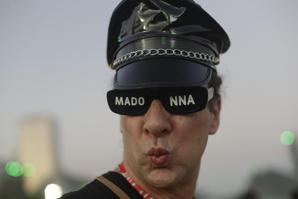 Un fan posa mientras espera el comienzo del último concierto de la gira Celebration de Madonna en la playa de Copacabana en Río de Janeiro, Brasil, el sábado 4 de mayo de 2024. (Foto AP/Bruna Prado)