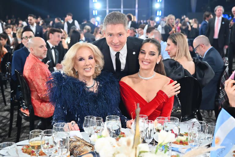 Todo un caballero. A pesar de no haber llegado a buen puerto las negociaciones con Nacho Viale, Adrián Suar saludó afectuosamente a Mirtha Legrand y Juana Viale