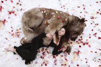 <p>These brave models show no fear as they pose with bears, tigers and wolves in scenes straight from the pages of a fairy tale. (Photo: Olga Barantseva/Caters News) </p>