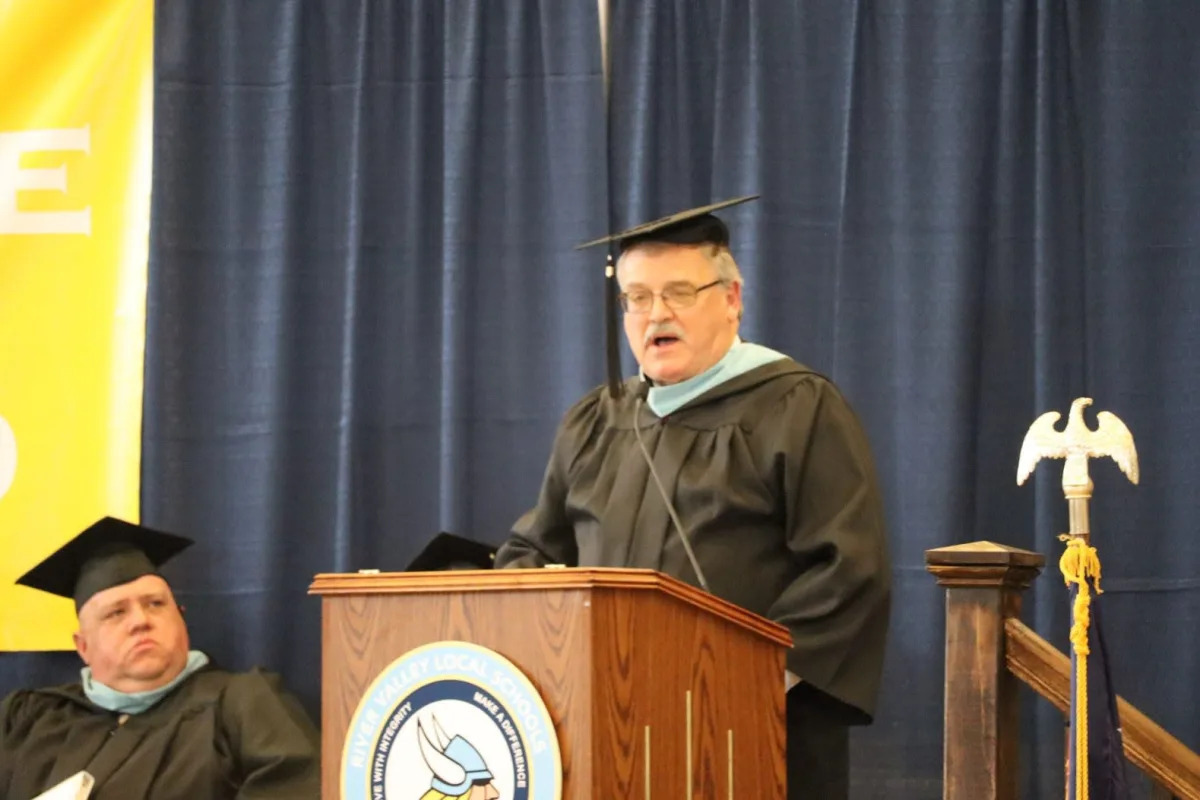 'I felt like crying': Anti-gay commencement speech at Ohio high school sparks ou..